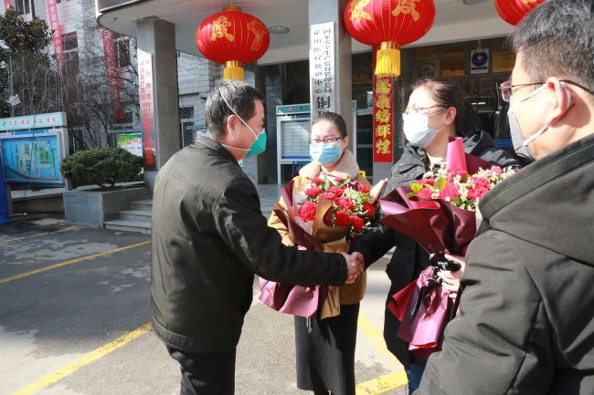 銅川礦務局中心醫(yī)院第二批援鄂醫(yī)務人員出征 (3)